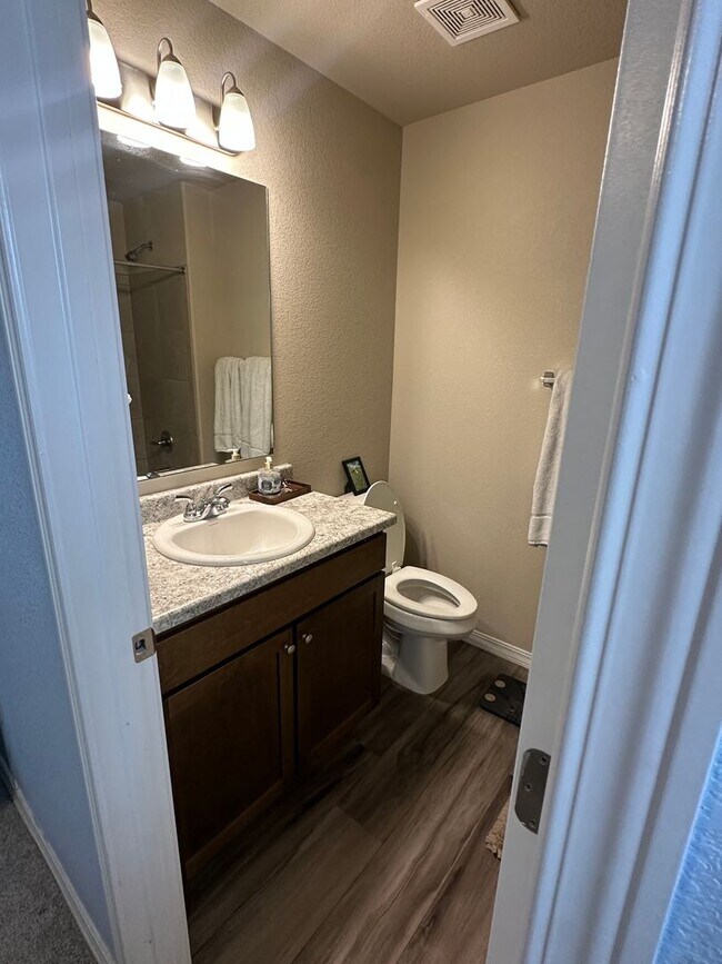 Building Photo - Modern Living in Skyview Village