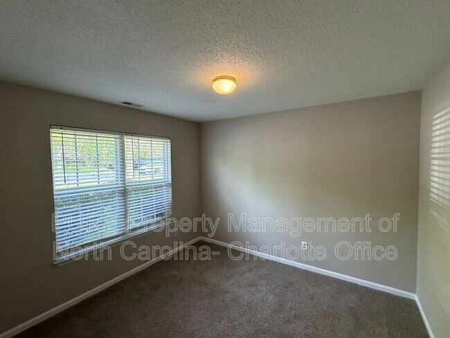 Building Photo - 3385 Hunting Wood Ct