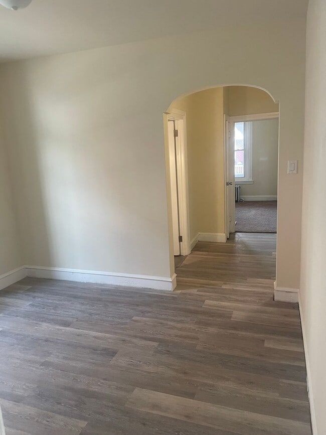 Building Photo - Large beautiful Home waiting for you