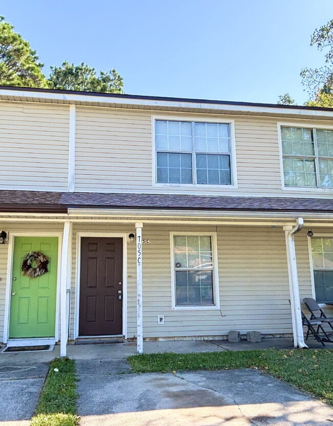 Building Photo - "Charming 2-Bed Townhouse in Fort Walton B...