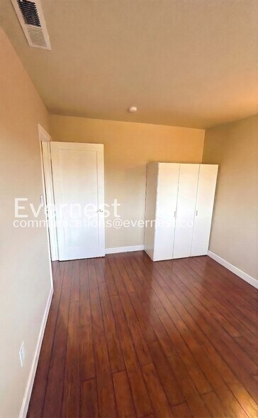 Building Photo - 1936 Shoreview Ave