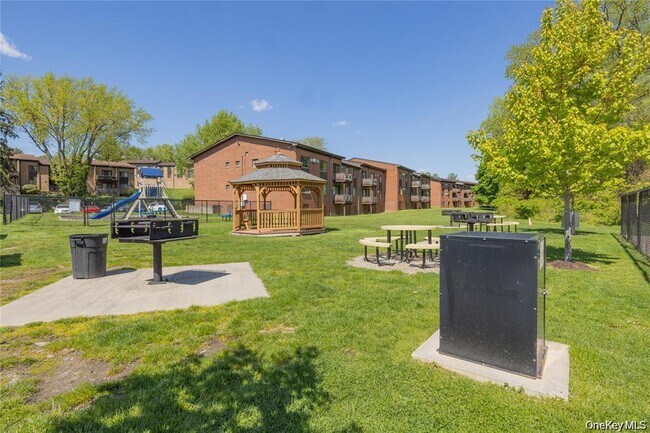 Building Photo - 13 Darian Ct