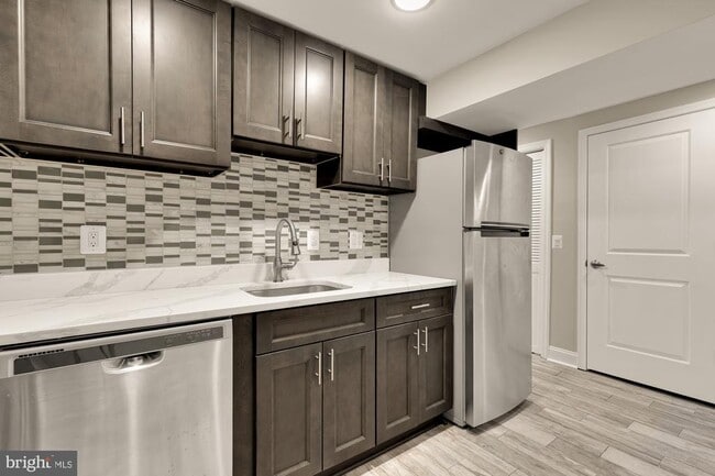 Building Photo - 2228 Kearny St NE