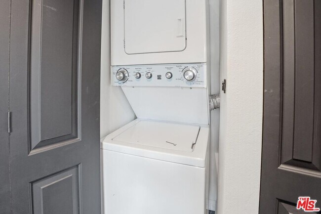 Building Photo - 5530 Owensmouth Ave