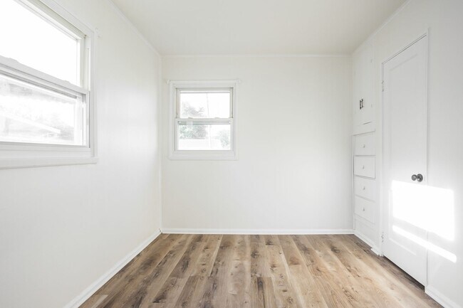 Building Photo - 1825 E Legrande Ave