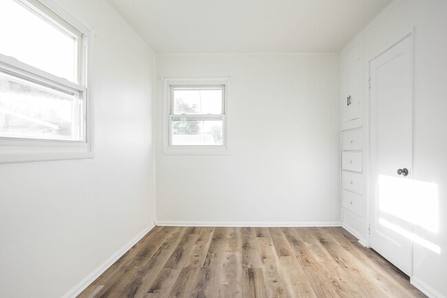 Building Photo - Newly Renovated 2 bed 1 bath unit.