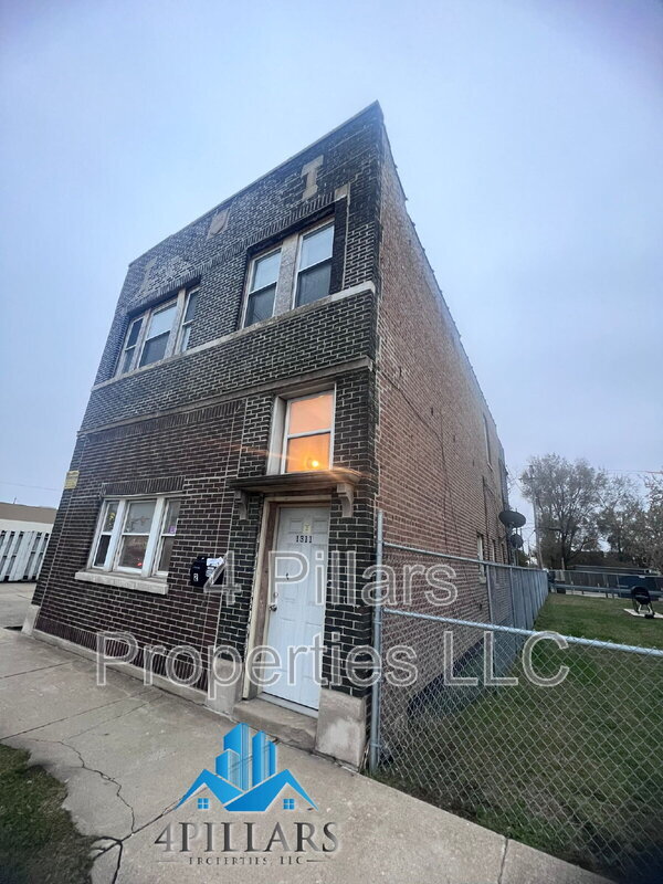 Building Photo - 1311 E Columbus Dr