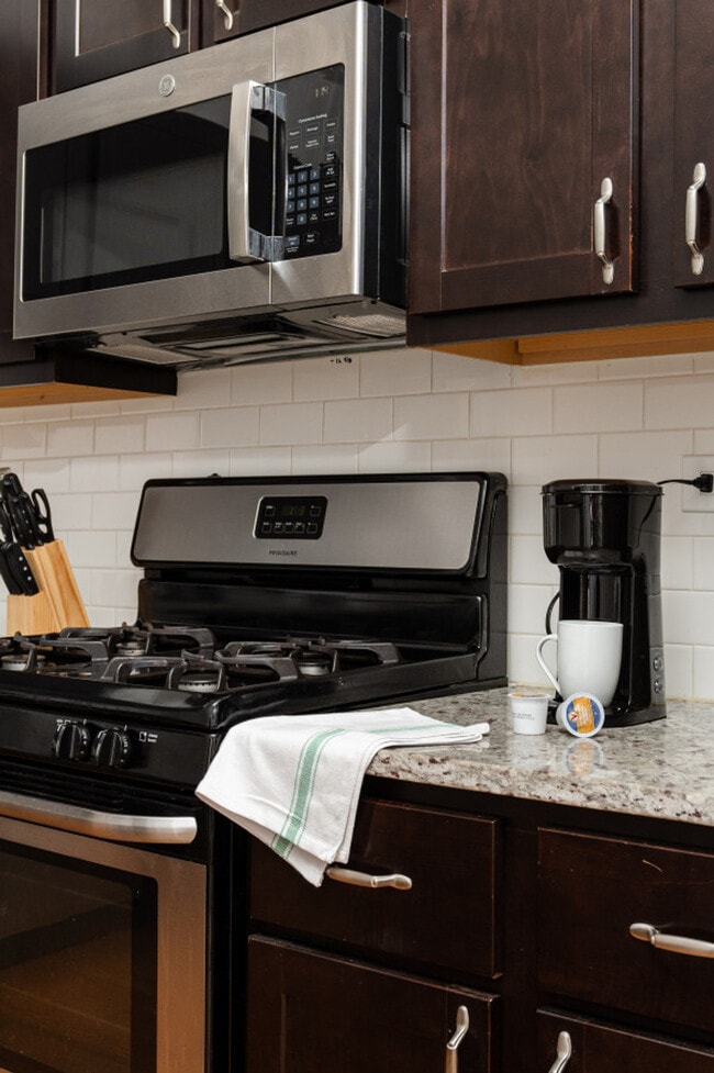 Building Photo - 906 N Damen Ave