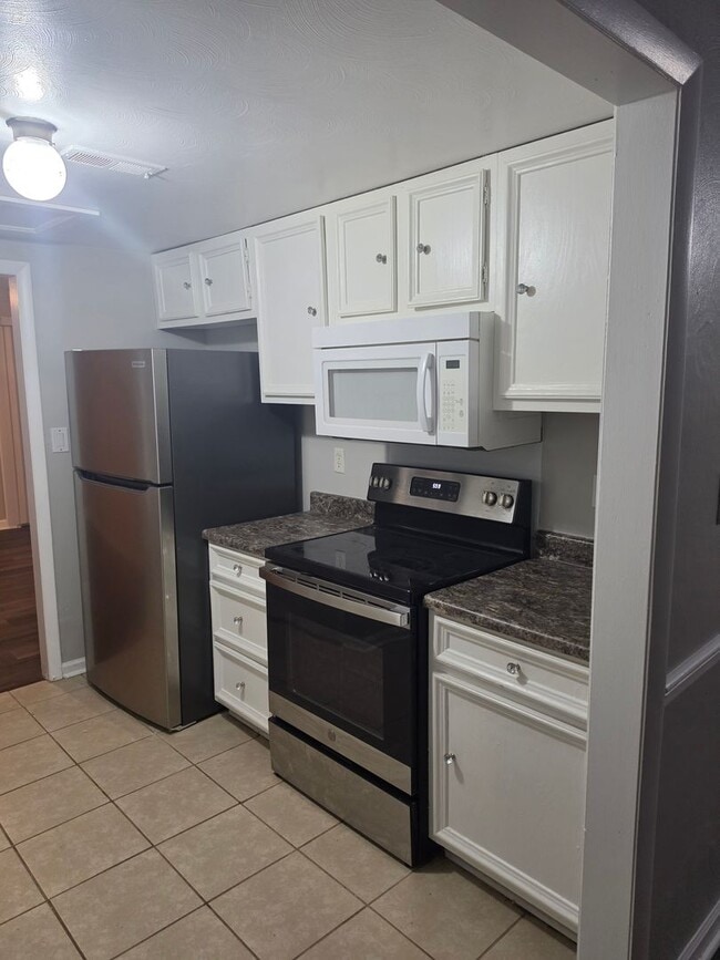 Building Photo - 3 bedroom 2.5 bath townhouse