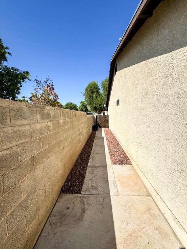 Building Photo - "Newly Updated 3-Bedroom Duplex with 2 Ful...