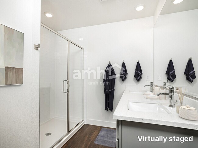 Building Photo - 979 N Nichole Ave