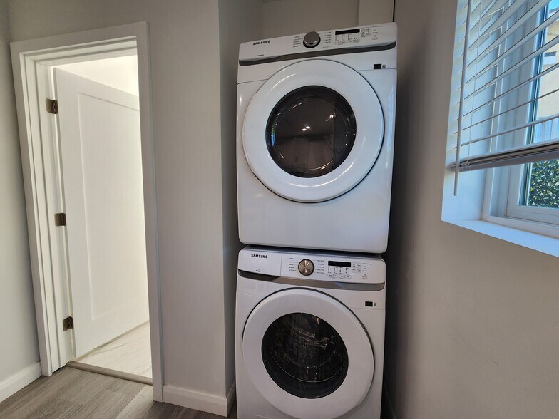 Building Photo - 10742 Gerald Ave