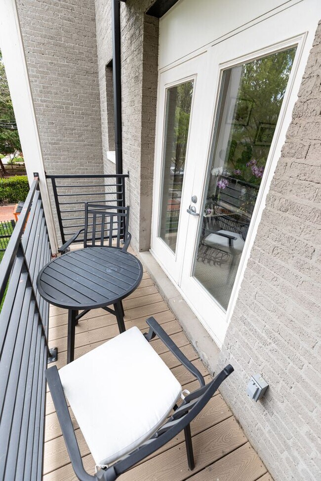 Building Photo - Beautiful 2 Bed/2 Bath Condo Rental - Conv...