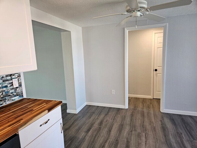 Building Photo - Annual Unfurnished 3 Bedroom 2 Bathroom Si...