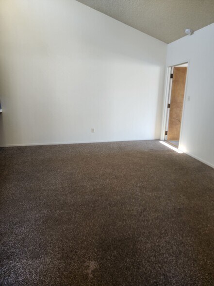 Building Photo - 5913 Auburn Oaks Dr