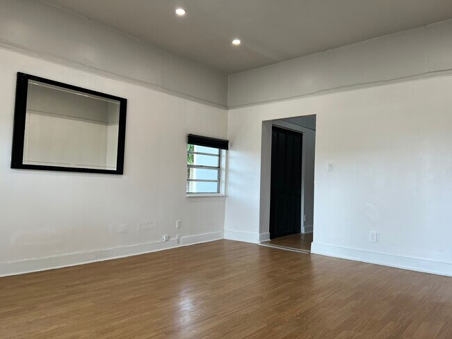Building Photo - Hollywood Multifamily