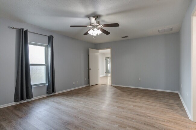 Building Photo - 4 Bed 3 Bath Pre-lease in Central Lubbock!!!