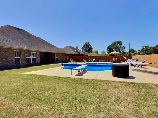 Building Photo - 4 Bed, 2 Full Bath Home w/ In-Ground Pool in Desirable Lake Forest!