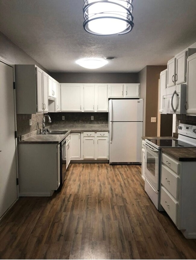 Building Photo - Lovely, Updated Townhome for Rent