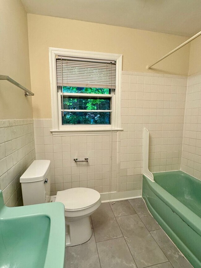 Building Photo - Walk to UNC and Merritt's Store!