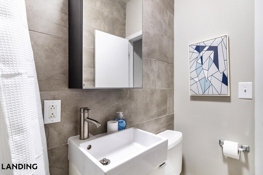 Building Photo - 265 College St