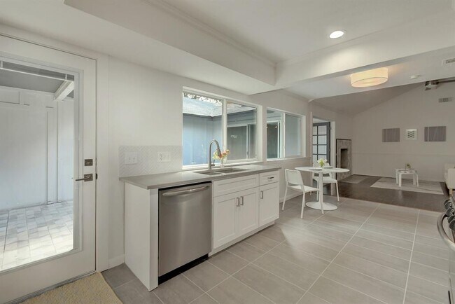 Building Photo - 7204 Hartnell Dr