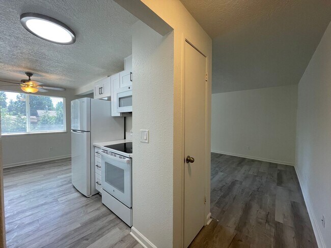 Building Photo - Spacious 2 Bed 1.5 Bath Apartment in Gresham - Newly Renovated w/ Washer & Dryer!