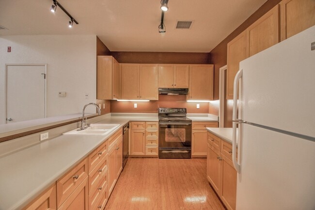 Building Photo - Spacious 1 Bedroom Loft at Ryland Mews