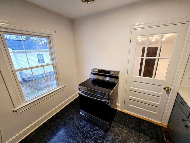 Building Photo - Charming 3-Bedroom Rental Home in Burlingt...