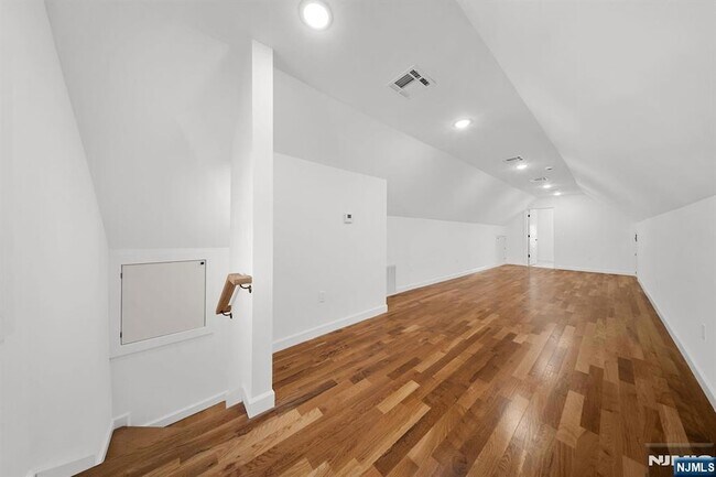 Building Photo - 319 William St