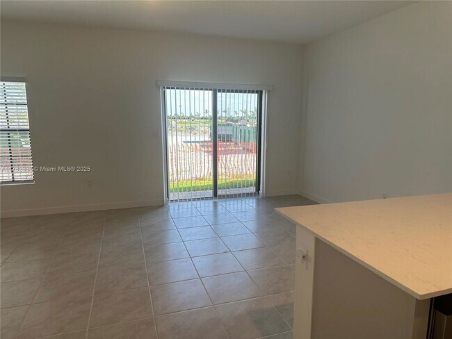 Building Photo - 822 SW 11th Ter