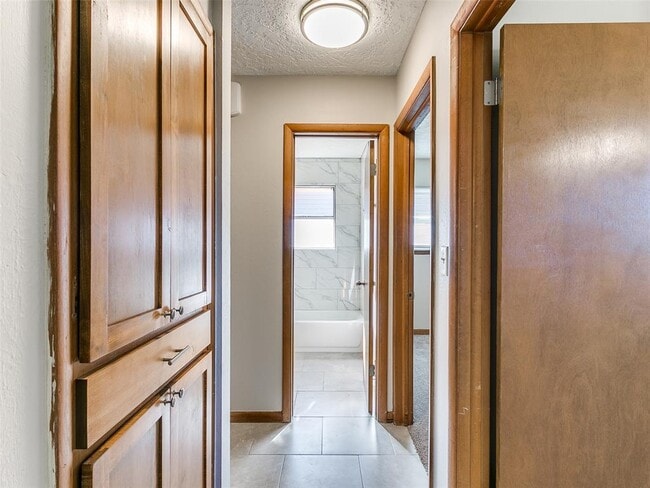 Building Photo - 214 Thompson Dr