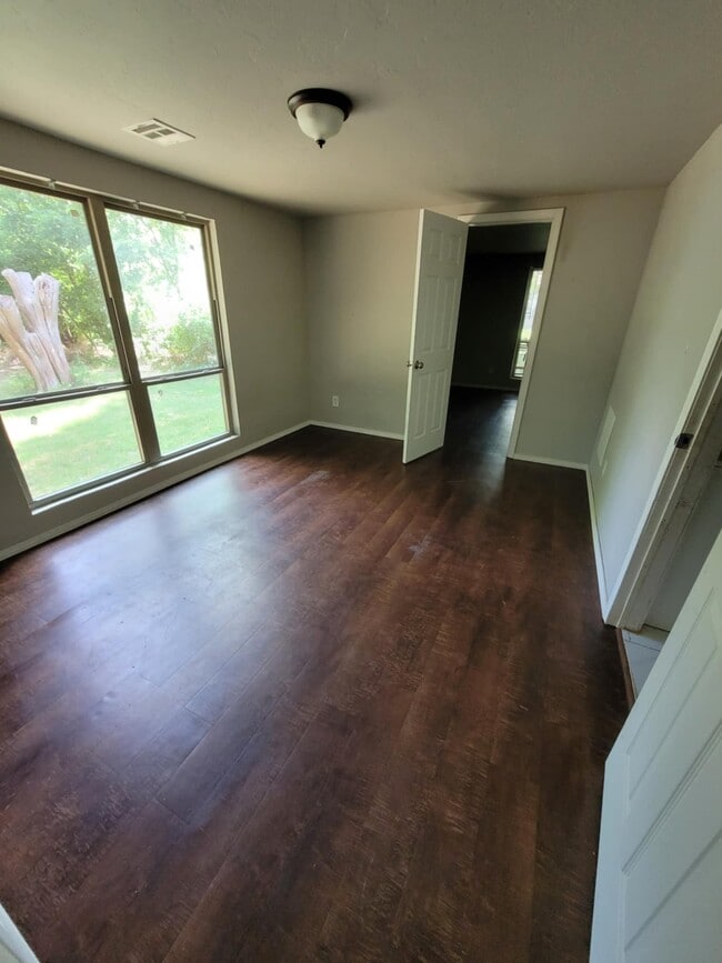Building Photo - 313 W Maple Ave