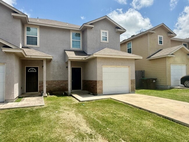 Building Photo - Beautiful 3 BR, 2.5 bath townhome located in the Judson School District