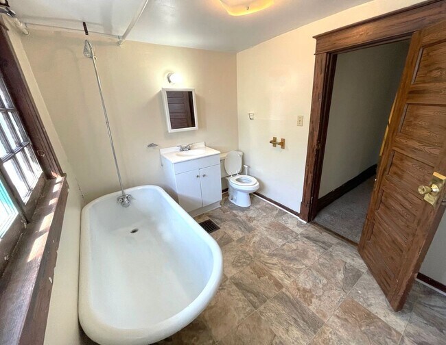 Building Photo - 2 Bedroom Top Level Apartment - ALL UTILIT...