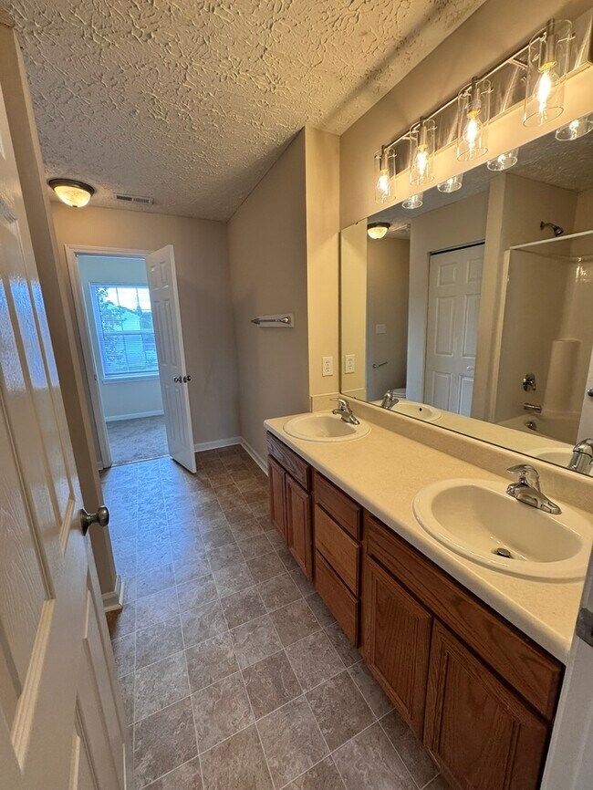 Building Photo - Great space in this 3 bedroom 2 and 1/2 bath end unit Townhome!