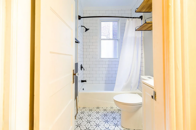 Building Photo - Fully Renovated 3 BR/1.5 BA Apartment in C...
