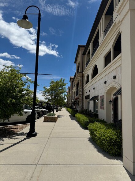 Building Photo - 10927 N Town Ctr W