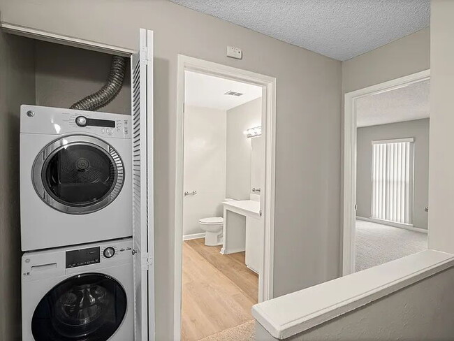 Building Photo - "Cozy 1-Bed Sanctuary in Prime Santa Clara Location!"