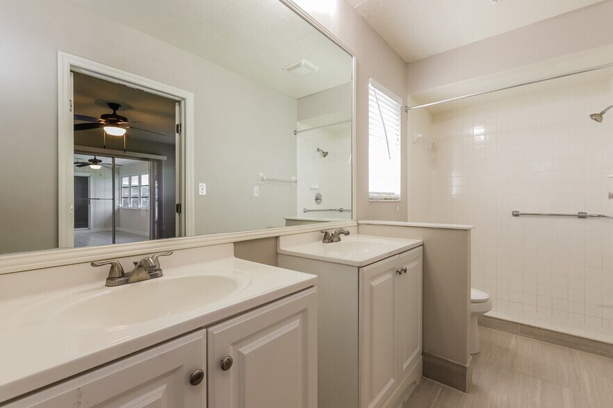 Building Photo - 6202 65th Ct E