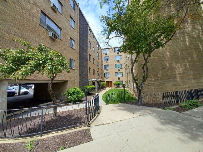 Building Photo - 7320 N Rogers Ave
