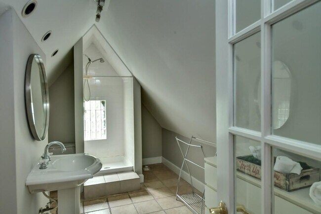 Loft full bath - 866 Moreland Ave SE