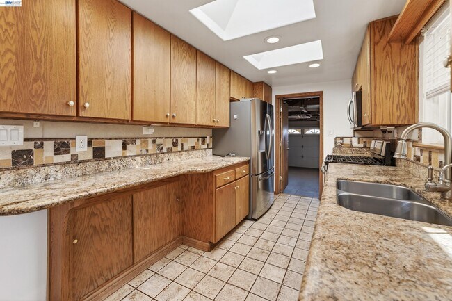 Building Photo - 1450 Kolln St