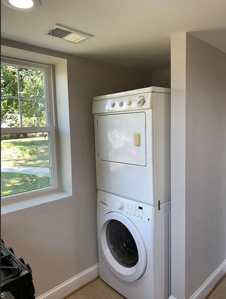 Building Photo - 3878 9th St SE