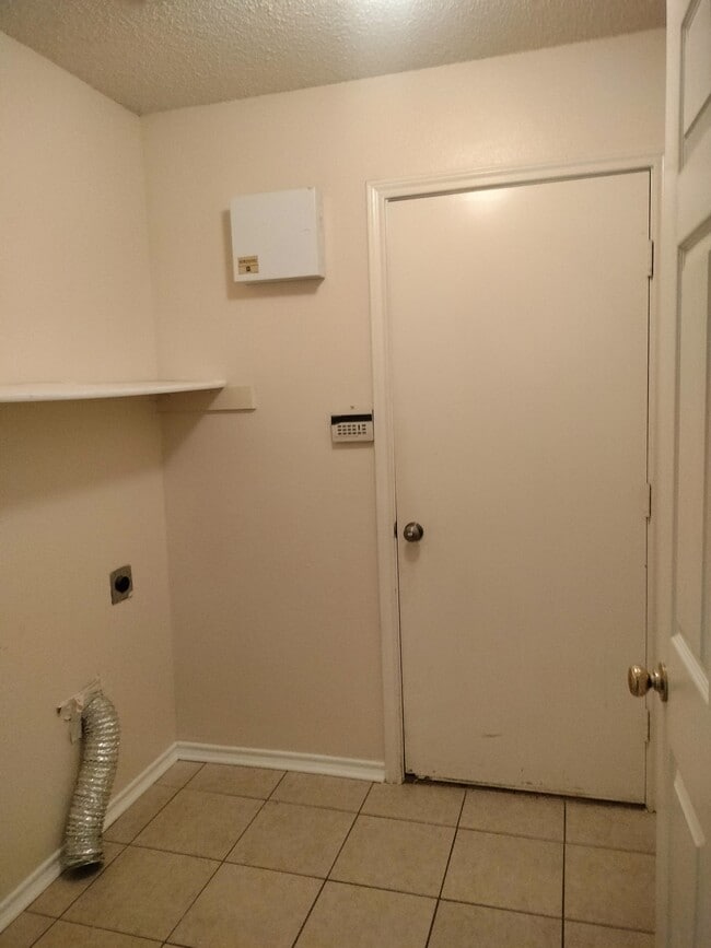 Building Photo - 1888 Helen Ln