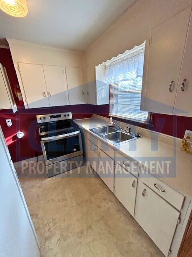 Building Photo - Two bedroom home! Great location!