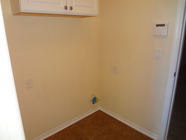 Building Photo - Beautiful 3BR Home in Mallory Square, Lawn Care Included