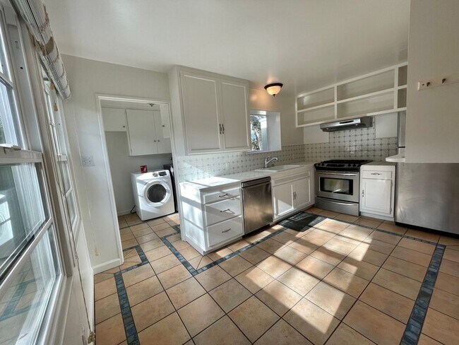 Building Photo - Adorable Two-Bedroom in the Hillcrest Area of Pacific Grove!