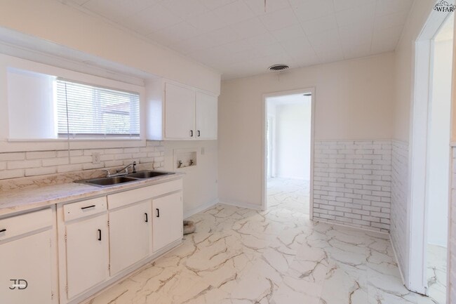 Building Photo - 1624 Sunnyside Ln