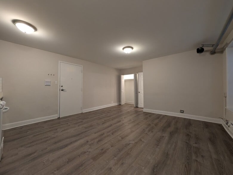 Building Photo - 5417 N Kenmore Ave